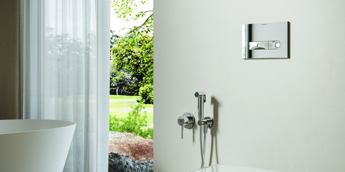Wall-hung WC with a soft close seat, beside a freestanding bath